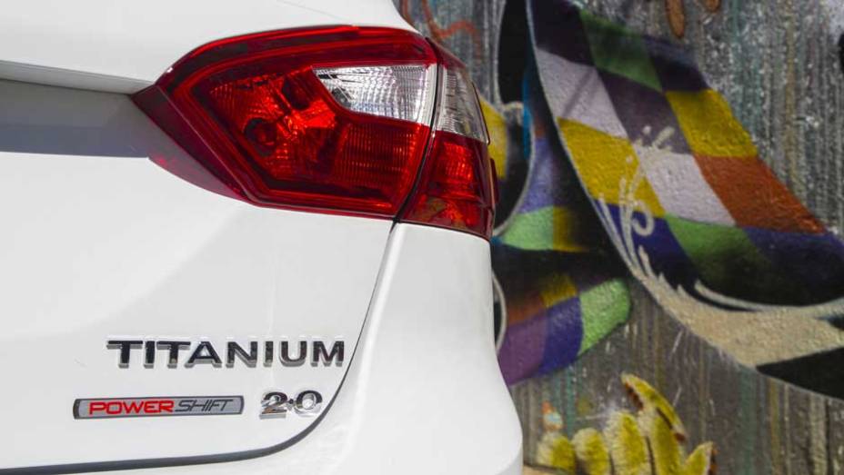 Vers&atilde;o Titanium &eacute; a topo-de-linha e sai por R$ 81.990; op&ccedil;&atilde;o de entrada &eacute; a S, que custa R$ 69.990 | <a href="https://preprod.quatrorodas.abril.com.br/carros/lancamentos/novo-ford-focus-sedan-755333.shtml" rel="migration">Leia mais</a>
