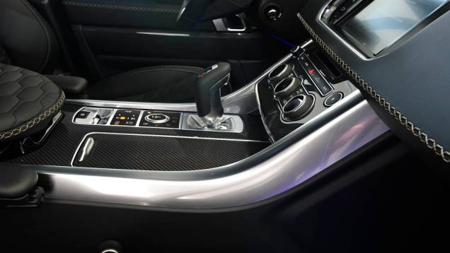 A preparadora alemã também tem uma grande variedade de modificações no interior do carro | <a href="https://preprod.quatrorodas.abril.com.br/noticias/saloes/genebra-2014/brabus-mostrara-range-rover-sport-startech-genebra-774767.shtml" rel="migration">Leia mais</a> A preparadora alemã também tem uma grande variedade de modificações no interior do carro | <a href="https://preprod.quatrorodas.abril.com.br/noticias/saloes/genebra-2014/brabus-mostrara-range-rover-sport-startech-genebra-774767.shtml" rel="migration">Leia mais</a>