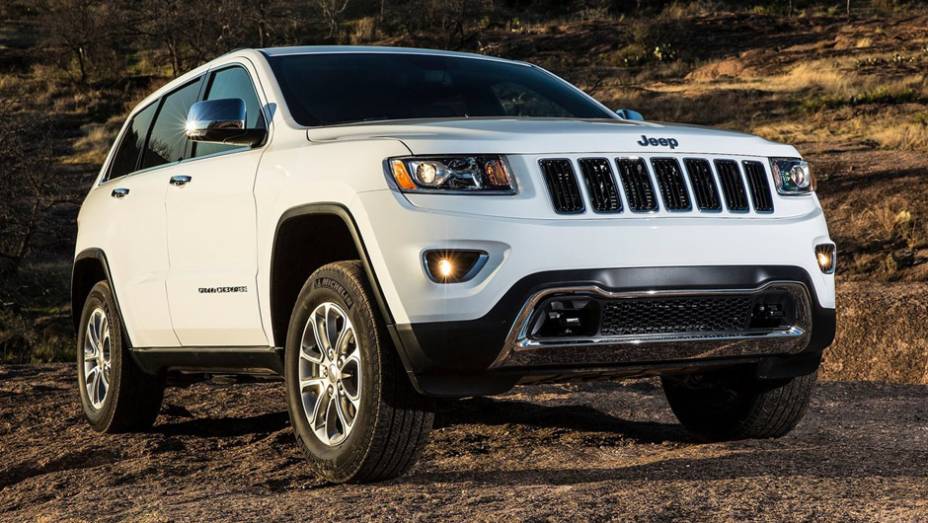 O modelo foi um dos respons&aacute;veis pela onda dos SUVs de luxo no pa&iacute;s, em meados dos anos 90; com o novo visual, a expectativa &eacute; voltar a vender bem | <a href="https://preprod.quatrorodas.abril.com.br/carros/lancamentos/jeep-grand-cherokee-771722.shtml" rel="migration">Leia mais</a>