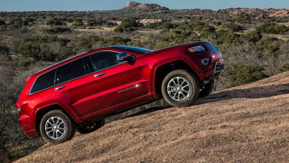 Os tra&ccedil;os retil&iacute;neos ganharam contornos mais suaves, especialmente na frente | <a href="https://preprod.quatrorodas.abril.com.br/carros/lancamentos/jeep-grand-cherokee-771722.shtml" rel="migration">Leia mais</a>