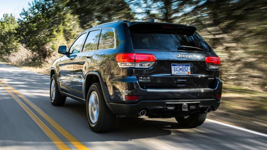 Na traseira, as lanternas foram redesenhadas e a r&eacute;gua cromada no centro da tampa sumiu | <a href="https://preprod.quatrorodas.abril.com.br/carros/lancamentos/jeep-grand-cherokee-771722.shtml" rel="migration">Leia mais</a>