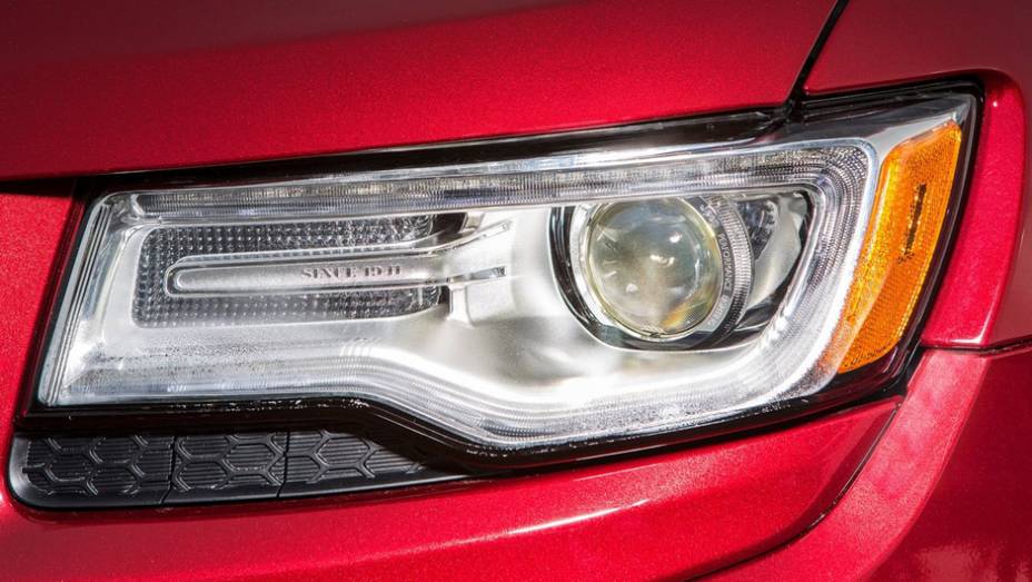Os far&oacute;is ficaram mais ousados e por tr&aacute;s das lentes h&aacute; a inscri&ccedil;&atilde;o Since 1941, em alus&atilde;o ao ano de funda&ccedil;&atilde;o da marca Jeep | <a href="https://preprod.quatrorodas.abril.com.br/carros/lancamentos/jeep-grand-cherokee-771722.shtml" rel="migration">Leia mais</a>