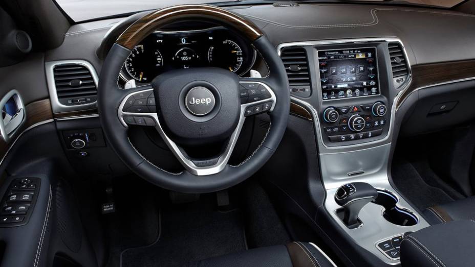 O volante de tr&ecirc;s raios tem comandos de som, piloto autom&aacute;tico e telefonia | <a href="https://preprod.quatrorodas.abril.com.br/carros/lancamentos/jeep-grand-cherokee-771722.shtml" rel="migration">Leia mais</a>