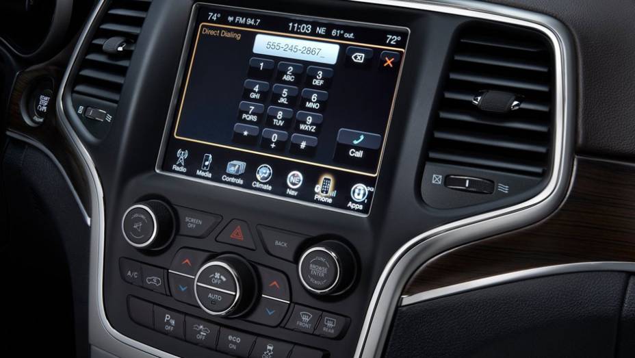 Tela multim&iacute;dia da central U Connect &eacute; de cinco polegadas na vers&atilde;o Laredo e 8,4 polegadas na Limited | <a href="https://preprod.quatrorodas.abril.com.br/carros/lancamentos/jeep-grand-cherokee-771722.shtml" rel="migration">Leia mais</a>