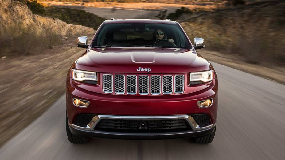 Muita coisa mudou desde os anos 40, mas um detalhe permanece: as sete barras verticais da grade, que identificam os carros da Jeep; o novo Grand Cherokee sai por R$ 185.900 na vers&atilde;o Laredo | <a href="https://preprod.quatrorodas.abril.com.br/carros/lancamentos/jee" rel="migration"></a>