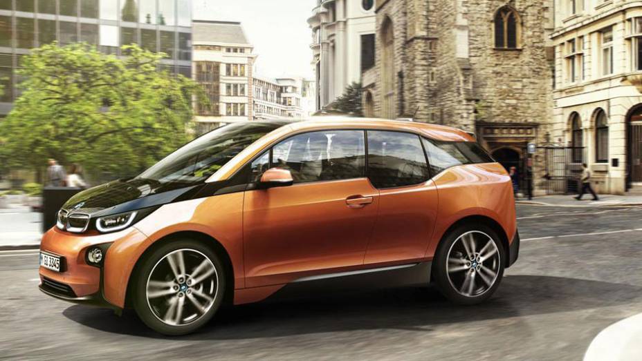 O estilo modernoso inclui LEDs e uma faixa preta que domina a carroceria | <a href="https://preprod.quatrorodas.abril.com.br/saloes/frankfurt/2013/bmw-i3-753151.shtml" rel="migration">Leia mais</a>