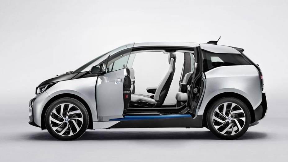 Acesso &agrave; parte traseira do interior &eacute; realizado por portas com abertura em sentido invertido | <a href="https://preprod.quatrorodas.abril.com.br/saloes/frankfurt/2013/bmw-i3-753151.shtml" rel="migration">Leia mais</a>