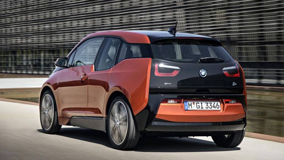 Segundo a BMW, é possível rodar de 130 a 160 quilômetros sem recarregar | <a href="https://preprod.quatrorodas.abril.com.br/saloes/frankfurt/2013/bmw-i3-753151.shtml" rel="migration">Leia mais</a>