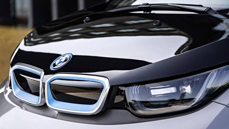 A autonomia sobe para aproximadamente 300 quil&ocirc;metros com um motor a gasolina que abastece a bateria de &iacute;on-l&iacute;tio | <a href="https://preprod.quatrorodas.abril.com.br/saloes/frankfurt/2013/bmw-i3-753151.shtml" rel="migration">Leia mais</a>