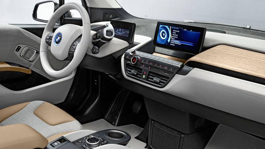 Elegante, o interior tem materiais ecol&oacute;gicos, como madeira, l&atilde; e couro tratado | <a href="https://preprod.quatrorodas.abril.com.br/saloes/frankfurt/2013/bmw-i3-753151.shtml" rel="migration">Leia mais</a>