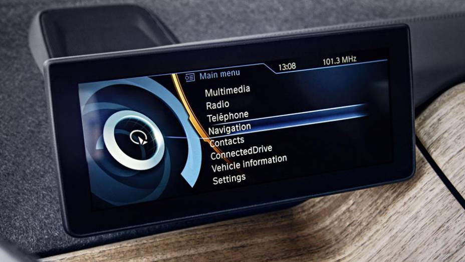 Central multimídia com tela touchscreen mostra as funções do iDrive | <a href="https://preprod.quatrorodas.abril.com.br/saloes/frankfurt/2013/bmw-i3-753151.shtml" rel="migration">Leia mais</a>