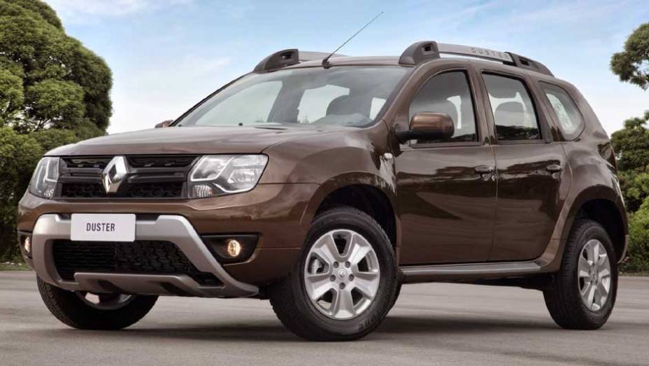 A frente ganhou faróis com led e uma nova grade frontal, com acabamento preto em vez do cromado | <a href="https://preprod.quatrorodas.abril.com.br/noticias/fabricantes/renault-duster-2016-estreia-novo-visual-852094.shtml" target="_blank" rel="migration">Leia mais</a>