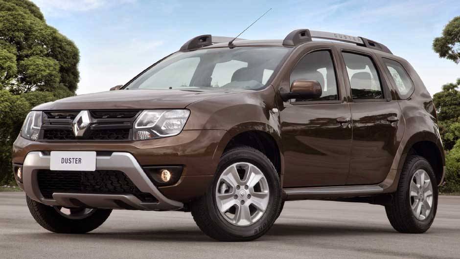 A frente ganhou far&oacute;is com led e uma nova grade frontal, com acabamento preto em vez do cromado | <a href="https://preprod.quatrorodas.abril.com.br/noticias/fabricantes/renault-duster-2016-estreia-novo-visual-852094.shtml" target="_blank" rel="migration">Leia mais</a>