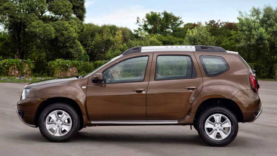 Quase tudo igual olhando de lado: apenas as barras longitudinais foram redesenhadas | <a href="https://preprod.quatrorodas.abril.com.br/noticias/fabricantes/renault-duster-2016-estreia-novo-visual-852094.shtml" target="_blank" rel="migration">Leia mais</a>