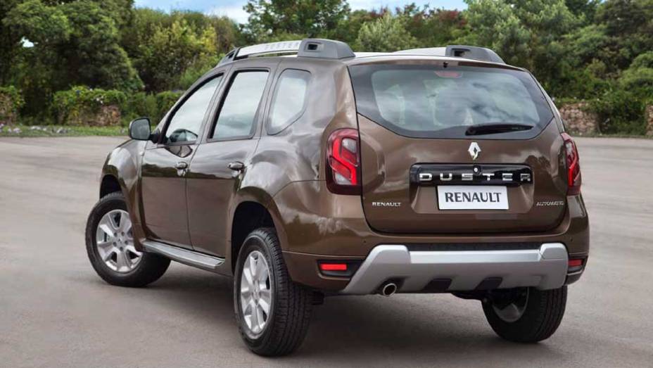 Na traseira, novas lanternas e puxador da tampa do porta-malas em preto brilhante | <a href="https://preprod.quatrorodas.abril.com.br/noticias/fabricantes/renault-duster-2016-estreia-novo-visual-852094.shtml" target="_blank" rel="migration">Leia mais</a>