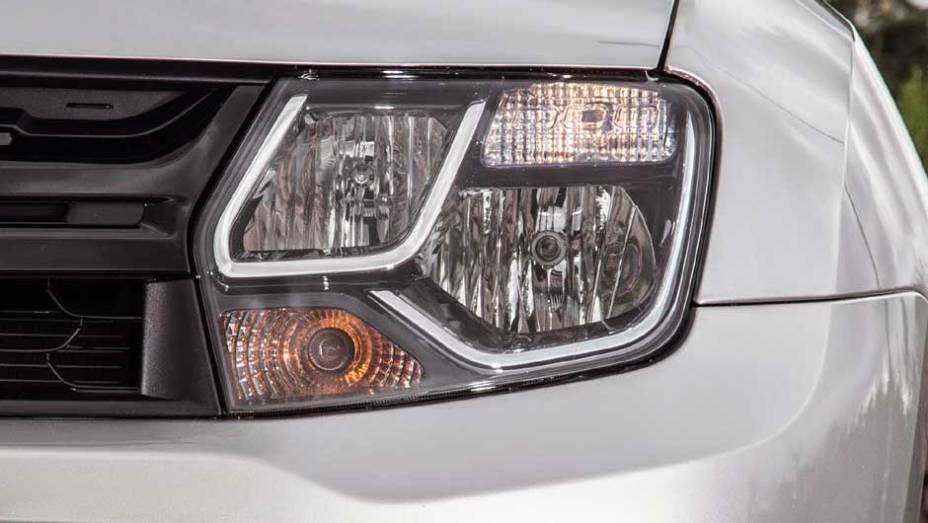 Detalhes dos leds nos faróis | <a href="https://preprod.quatrorodas.abril.com.br/noticias/fabricantes/renault-duster-2016-estreia-novo-visual-852094.shtml" target="_blank" rel="migration">Leia mais</a>