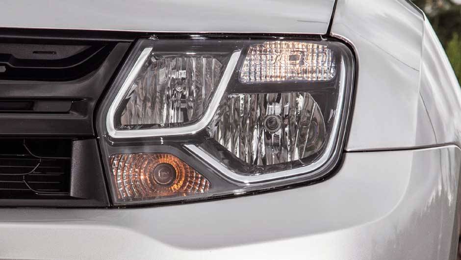 Detalhes dos leds nos far&oacute;is | <a href="https://preprod.quatrorodas.abril.com.br/noticias/fabricantes/renault-duster-2016-estreia-novo-visual-852094.shtml" target="_blank" rel="migration">Leia mais</a>