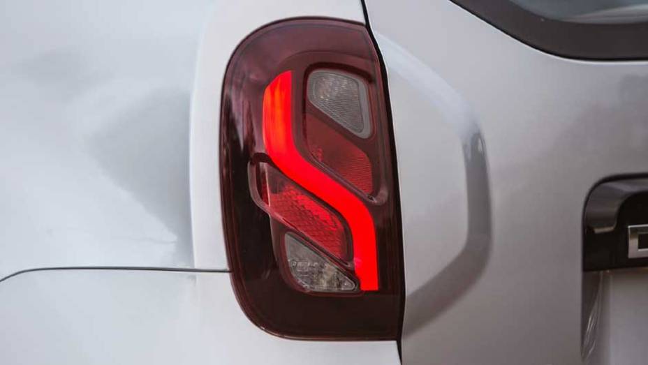 Desenho das lanternas &eacute; exclusivo para o mercado brasileiro | <a href="https://preprod.quatrorodas.abril.com.br/noticias/fabricantes/renault-duster-2016-estreia-novo-visual-852094.shtml" target="_blank" rel="migration">Leia mais</a>