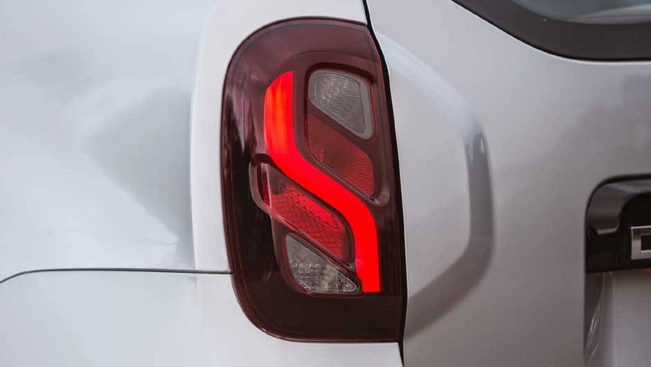 Desenho das lanternas &eacute; exclusivo para o mercado brasileiro | <a href="https://preprod.quatrorodas.abril.com.br/noticias/fabricantes/renault-duster-2016-estreia-novo-visual-852094.shtml" target="_blank" rel="migration">Leia mais</a>