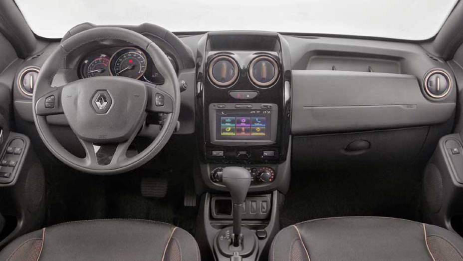 Interior traz novo painel de instrumentos, volante de três raios do Logan e console central com acabamento preto | <a href="https://preprod.quatrorodas.abril.com.br/noticias/fabricantes/renault-duster-2016-estreia-novo-visual-852094.shtml" target="_blank" rel="migration">Leia mais</a>