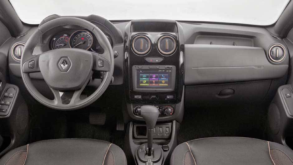Interior traz novo painel de instrumentos, volante de tr&ecirc;s raios do Logan e console central com acabamento preto | <a href="https://preprod.quatrorodas.abril.com.br/noticias/fabricantes/renault-duster-2016-estreia-novo-visual-852094.shtml" target="_blank" rel="migration">Leia mais</a>