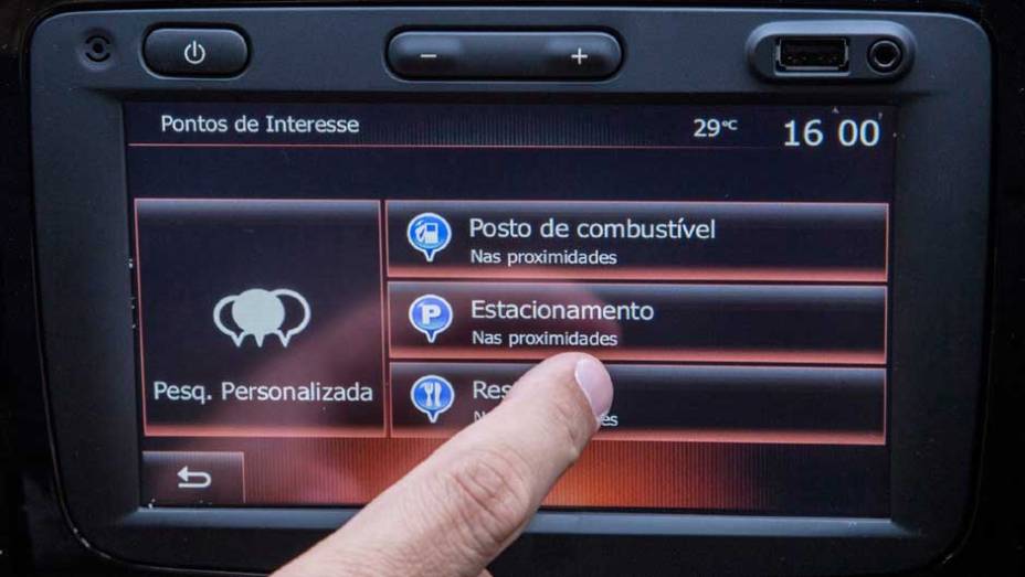 Central multimídia Media NAV Evolution traz acesso a redes sociais e aplicativos | <a href="https://preprod.quatrorodas.abril.com.br/noticias/fabricantes/renault-duster-2016-estreia-novo-visual-852094.shtml" target="_blank" rel="migration">Leia mais</a>