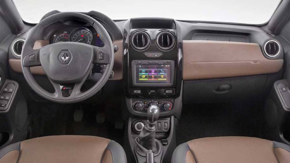 Versão Dynamique 4x4 tem painel bicolor e bancos em couro marrom | <a href="https://preprod.quatrorodas.abril.com.br/noticias/fabricantes/renault-duster-2016-estreia-novo-visual-852094.shtml" target="_blank" rel="migration">Leia mais</a>