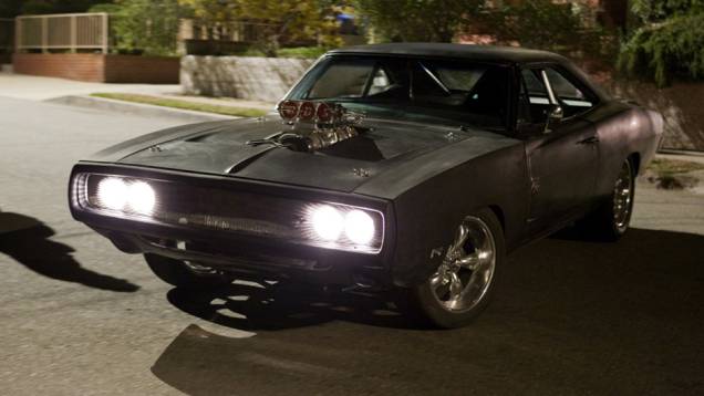 Dodge Charger: astro do primeiro e quarto filmes, o muscle-car despeja potência do motor V8 preparado por Dominic Toretto (Vin Diesel) Dodge Charger: astro do primeiro e quarto filmes, o muscle-car despeja potência do motor V8 preparado por Dominic Toretto (Vin Diesel)