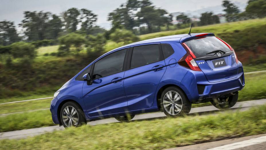 As lanternas em formato de cunha tem um prolongamento meramente estético nas colunas "C" | <a href="https://preprod.quatrorodas.abril.com.br/carros/lancamentos/novo-honda-fit-781163.shtml" rel="migration">Leia mais</a>