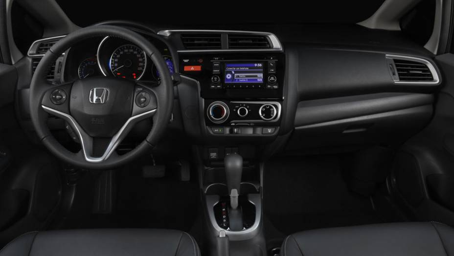 O interior ficou mais sóbrio e mais bem acabado, com os comandos voltados para o motorista | <a href="https://preprod.quatrorodas.abril.com.br/carros/lancamentos/novo-honda-fit-781163.shtml" rel="migration">Leia mais</a>