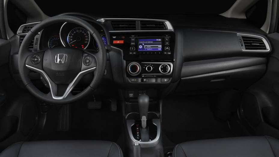 O interior ficou mais s&oacute;brio e mais bem acabado, com os comandos voltados para o motorista | <a href="https://preprod.quatrorodas.abril.com.br/carros/lancamentos/novo-honda-fit-781163.shtml" rel="migration">Leia mais</a>