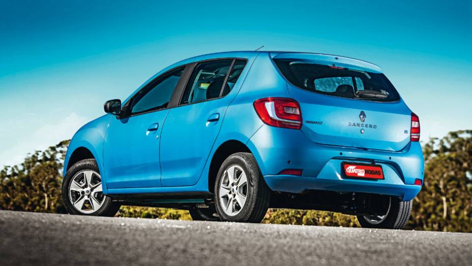 Se a frente é de Logan, a traseira lembra bastante outros modelos da mesma categoria, como Gol e Onix | <a href="https://preprod.quatrorodas.abril.com.br/carros/lancamentos/renault-sandero-787644.shtml" rel="migration">Leia mais</a>