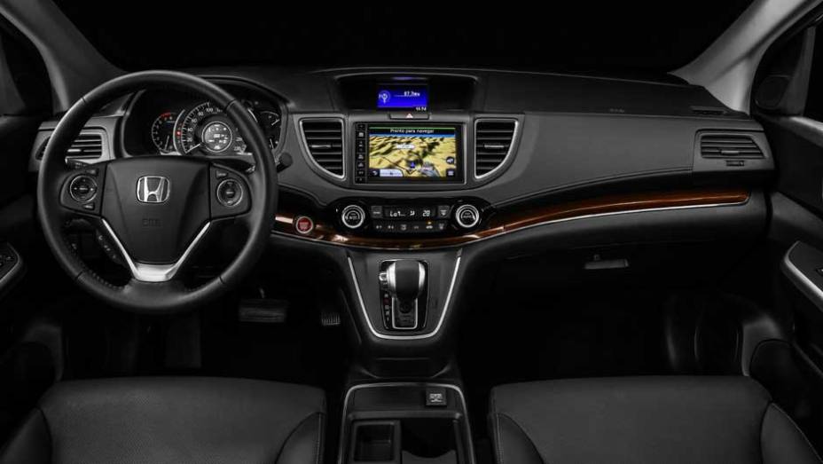 Por dentro, a Honda diz ter mudado o desenho do console central e oferece novas op&ccedil;&otilde;es de revestimento | <a href="https://preprod.quatrorodas.abril.com.br/noticias/fabricantes/honda-cr-v-reestilizado-chega-r-134-900-882983.shtml" target="_blank" rel="migration">Leia mais</a>