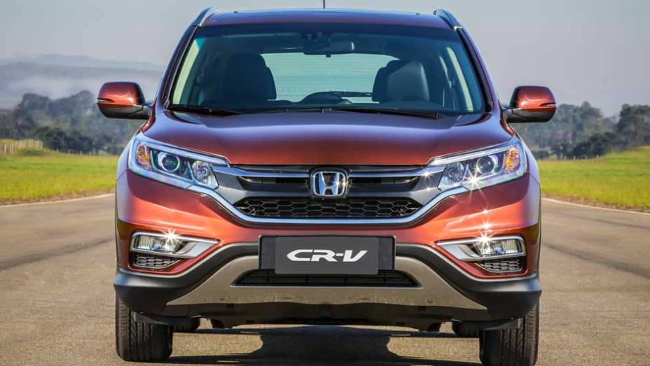 Visual dianteiro agora segue a identidade visual solid wing adotada pela Honda em seus modelos mais recentes | <a href="https://preprod.quatrorodas.abril.com.br/noticias/fabricantes/honda-cr-v-reestilizado-chega-r-134-900-882983.shtml" target="_blank" rel="migration">Leia mais</a>