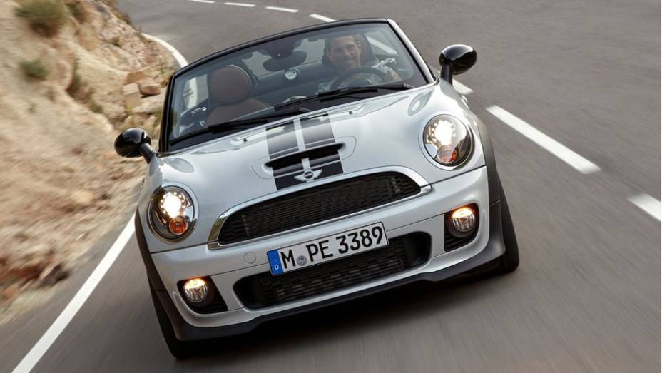 Olhando de frente, ele &eacute; a cara dos seus "irm&atilde;os" | <a href="https://preprod.quatrorodas.abril.com.br/noticias/mini-roadster-chega-r-132-950-318180_p.shtml" rel="migration">Leia mais</a>