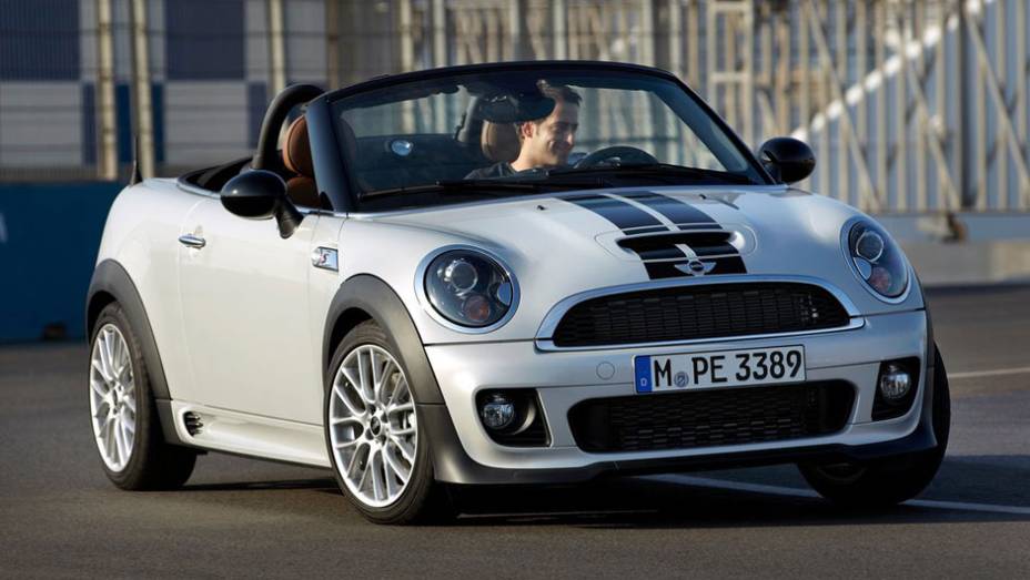 Só duas pessoas podem desfrutar a paisagem no MINI Roadster | <a href="https://preprod.quatrorodas.abril.com.br/noticias/mini-roadster-chega-r-132-950-318180_p.shtml" rel="migration">Leia mais</a>