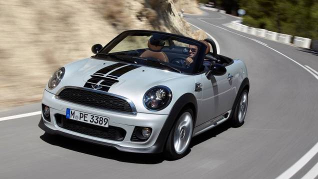 As faixas decorativas fazem parte do vasto pacote de personalização oferecido pela marca | <a href="https://preprod.quatrorodas.abril.com.br/noticias/mini-roadster-chega-r-132-950-318180_p.shtml" rel="migration">Leia mais</a> As faixas decorativas fazem parte do vasto pacote de personalização oferecido pela marca | <a href="https://preprod.quatrorodas.abril.com.br/noticias/mini-roadster-chega-r-132-950-318180_p.shtml" rel="migration">Leia mais</a>