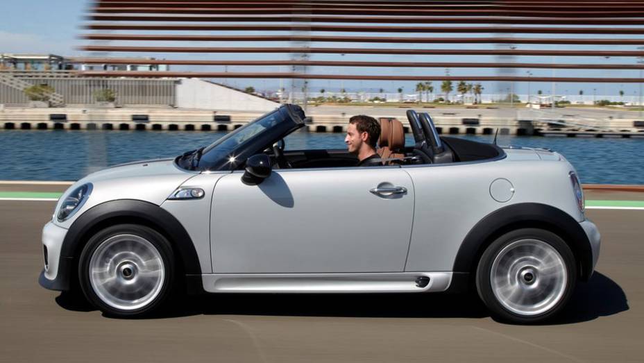 Pequeno e veloz, o MINI Roadster é uma boa pedida para quem gosta de dirigir | <a href="https://preprod.quatrorodas.abril.com.br/noticias/mini-roadster-chega-r-132-950-318180_p.shtml" rel="migration">Leia mais</a>