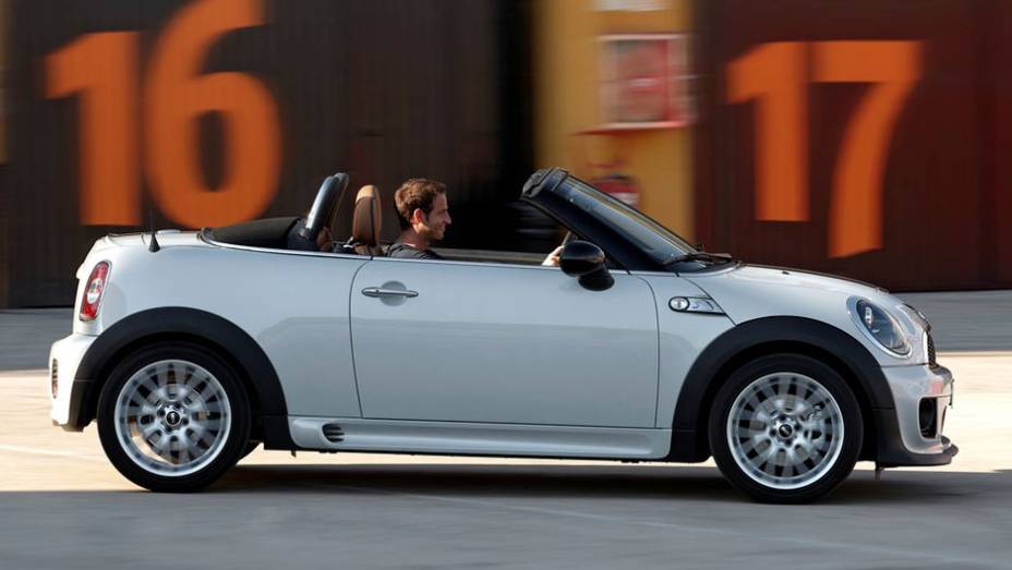 O Roadster é o primeiro carro de dois lugares da marca | <a href="https://preprod.quatrorodas.abril.com.br/noticias/mini-roadster-chega-r-132-950-318180_p.shtml" rel="migration">Leia mais</a>