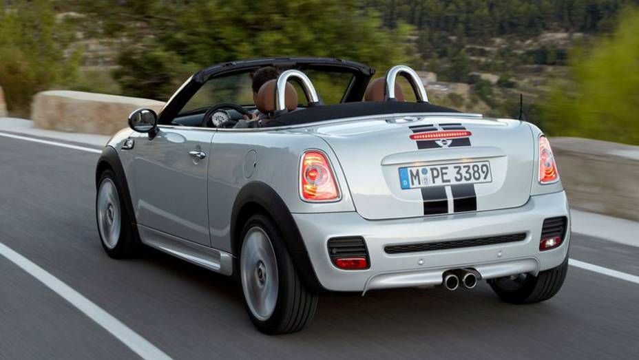 A traseira tamb&eacute;m &eacute; praticamente id&ecirc;ntica a da vers&atilde;o com teto | <a href="https://preprod.quatrorodas.abril.com.br/noticias/mini-roadster-chega-r-132-950-318180_p.shtml" rel="migration">Leia mais</a>