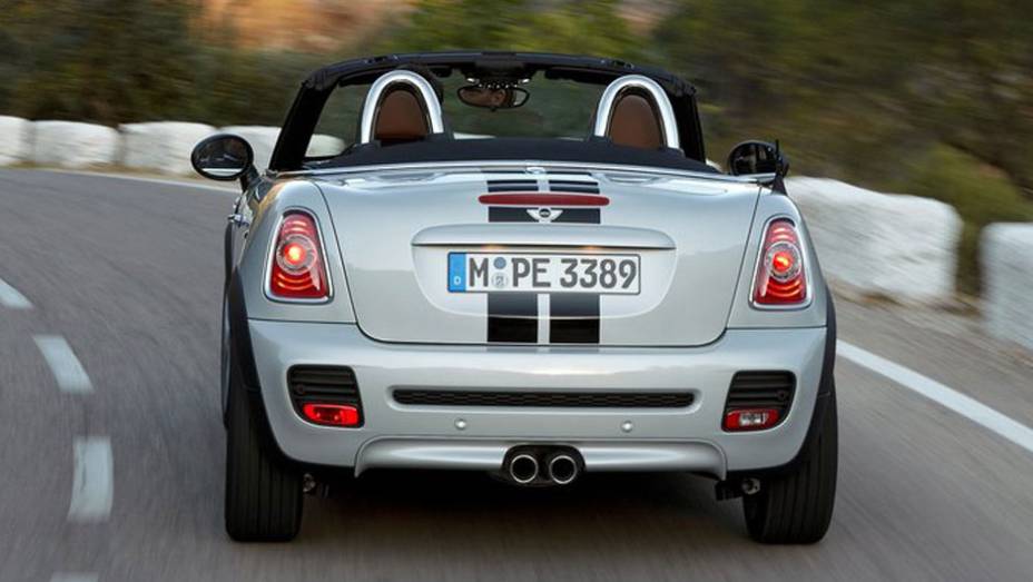 O visual retr&ocirc;-moderno continua conquistando novos f&atilde;s | <a href="https://preprod.quatrorodas.abril.com.br/noticias/mini-roadster-chega-r-132-950-318180_p.shtml" rel="migration">Leia mais</a>