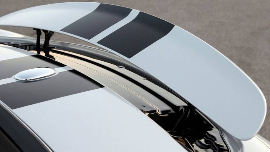 O aerof&oacute;lio traseiro se ergue acima dos 80 km/h | <a href="https://preprod.quatrorodas.abril.com.br/noticias/mini-roadster-chega-r-132-950-318180_p.shtml" rel="migration">Leia mais</a>