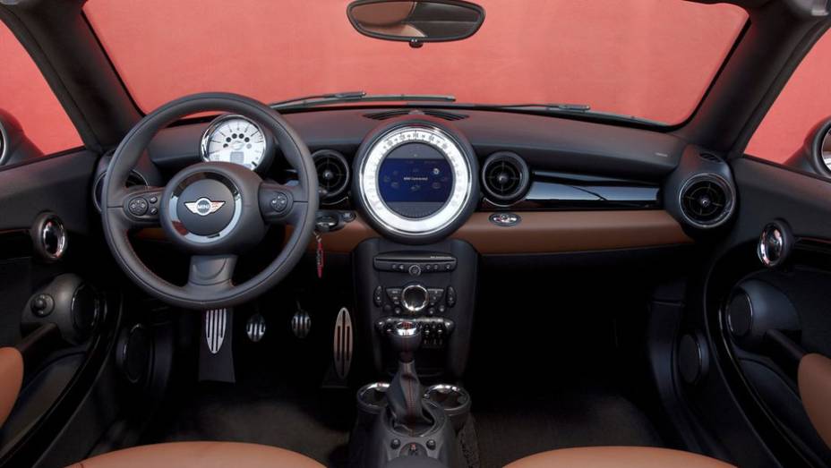 Por dentro, as formas redondas predominam | <a href="https://preprod.quatrorodas.abril.com.br/noticias/mini-roadster-chega-r-132-950-318180_p.shtml" rel="migration">Leia mais</a>