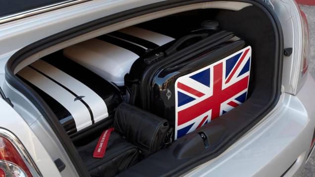 No porta-malas, capacidade de até 240 litros | <a href="https://preprod.quatrorodas.abril.com.br/noticias/mini-roadster-chega-r-132-950-318180_p.shtml" rel="migration">Leia mais</a> No porta-malas, capacidade de até 240 litros | <a href="https://preprod.quatrorodas.abril.com.br/noticias/mini-roadster-chega-r-132-950-318180_p.shtml" rel="migration">Leia mais</a>