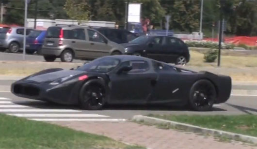 Nova Enzo é flagrada em Maranello