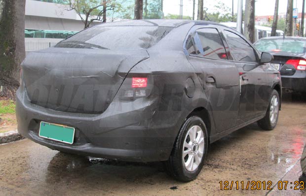Chevrolet Onix sedã roda pelas ruas