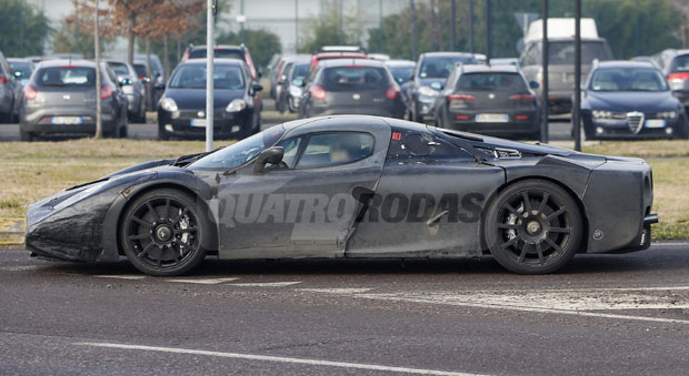 Nova Ferrari Enzo volta a ser flagrada