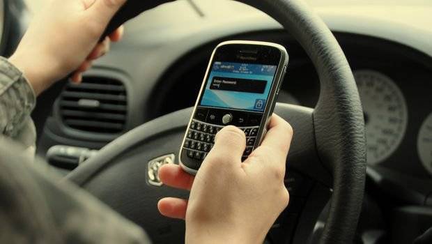 Irlanda: motoristas usando celular ao volante poderão ser presos