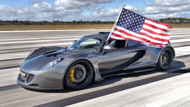 Hennessey Venom GT registra 435 km/h
