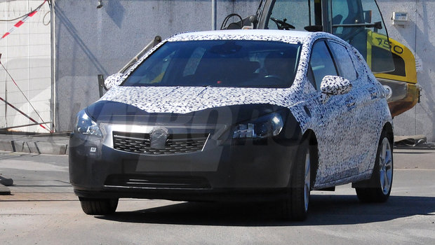 Opel Astra 2015 é flagrado em testes
